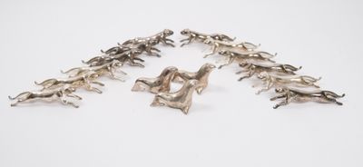 six figurines de chevaux plaquées argent sur un fond blanc