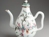 théière en porcelaine chinoise ornée d'oiseaux et de fleurs sur fond blanc