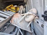 un camion avec tout un tas de bric-à-brac à l'arrière
