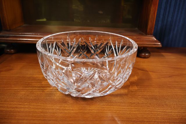 Saladier en cristal taillé. Non signé. H 9.5 D 21 cm