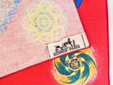 un gros plan d'une cravate sur laquelle figure une étiquette