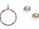 trois types de bijoux différents, à savoir une bague, une bague et une perle