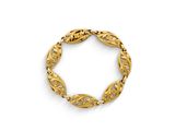 un bracelet en or au motif finement ouvragé sur fond blanc