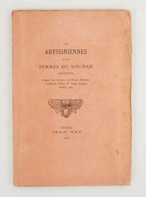 la couverture d'un vieux livre sur laquelle figure un papillon