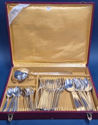 un coffret contenant de l'argenterie, posé sur un fond bleu