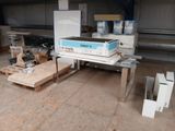 une machine posée sur une table dans une pièce