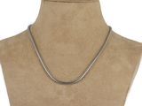 gros plan d'un torse de mannequin portant un collier