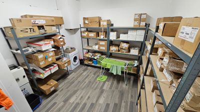 une pièce remplie de boîtes et d'étagères