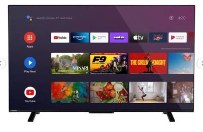 gros plan d'une télévision à écran plat sur fond blanc