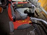 une petite machine posée sur le sol