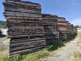un gros tas de bûches posé au bord de la route
