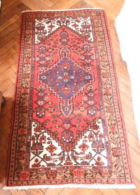 une photo d'un tapis posé sur un parquet dans une pièce