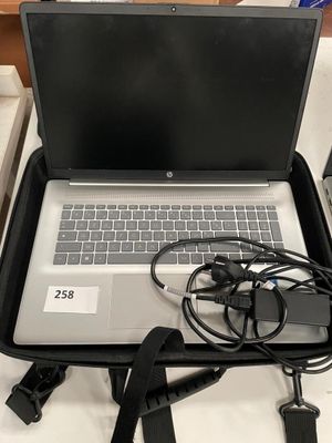 un ordinateur portable posé sur une table