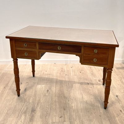 un bureau en bois avec deux tiroirs et un plateau en marbre