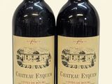 deux bouteilles de vin posées l'une à côté de l'autre sur une surface blanche