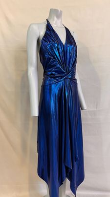 un mannequin vêtu d'une robe bleue brillante, posé sur un autre mannequin