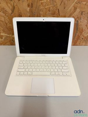 un ordinateur portable MacBook Air d'Apple posé sur une table