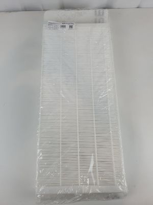 un gros plan d'un filtre à air blanc posé sur une table