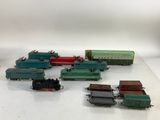 de nombreux petits trains miniatures posés sur une surface blanche