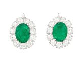 une paire de boucles d'oreilles en émeraude et diamant