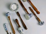 beaucoup d'objets bleus et blancs posés sur la table