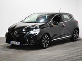 La voiture noire est garée sur le sol à damier de la pièce.