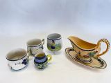 quatre types différents de tasses à café et de soucoupes sur la table
