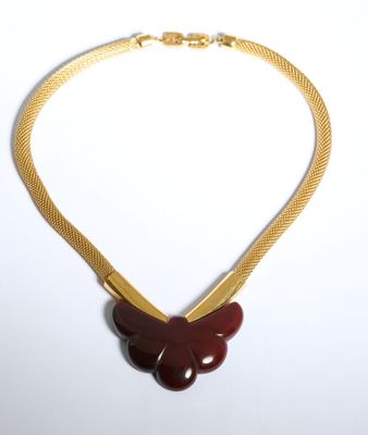 collier plaqué or avec des perles de verre rouges et une chaîne en or