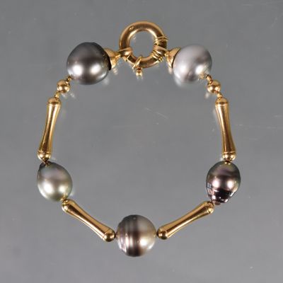 un gros plan d'un bracelet orné de perles