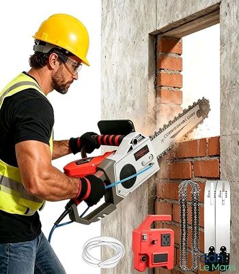 un homme tenant une tronçonneuse devant un mur de briques