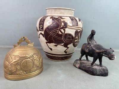 trois vases posés sur une table
