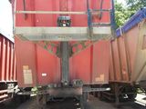 un camion-benne rouge garé à côté d'un autre camion-benne rouge