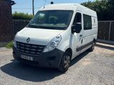 une camionnette blanche garée sur un terrain