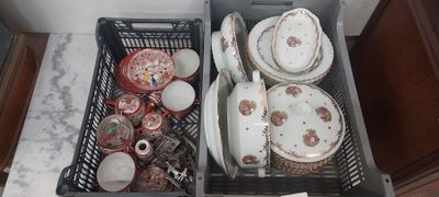 de nombreuses assiettes et bols dans les plateaux posés sur le plan de travail de la cuisine