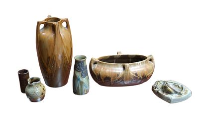 un ensemble de vases disposés les uns à côté des autres