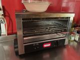 un bol posé sur un four grille-pain