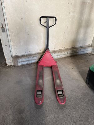 un chariot élévateur garé dans un garage, près d'un mur