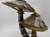 une sculpture représentant un oiseau tenant un parapluie