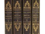 un ensemble de quatre livres superposés
