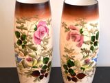 deux vases posés sur une table