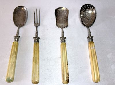 trois cuillères et une fourchette posées sur une table