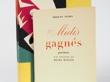 deux livres posés l'un sur l'autre sur une surface blanche