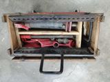 une photo d'une boîte à outils contenant des outils