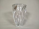 un vase en verre posé sur une table