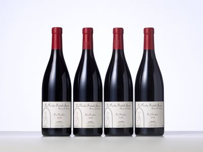 trois bouteilles de vin rouge posées sur une table