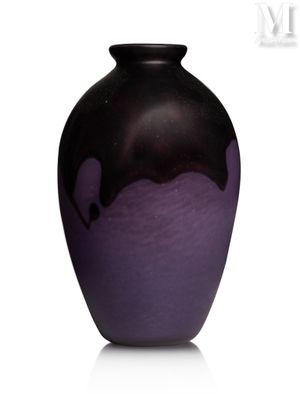 un vase noir et violet posé sur une surface blanche