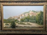 une peinture à l'huile représentant un village situé sur une colline, avec une rivière au premier plan