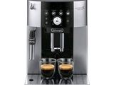 une machine à café Delonghi avec deux tasses de café devant elle