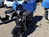 un scooter garé dans un parking avec d'autres scooters