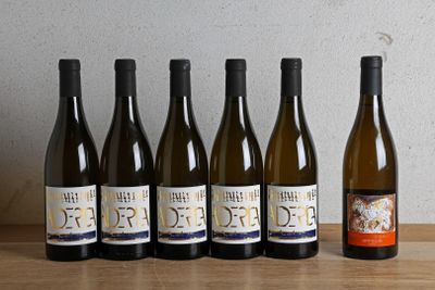 six bouteilles de vin sont alignées sur une table en bois